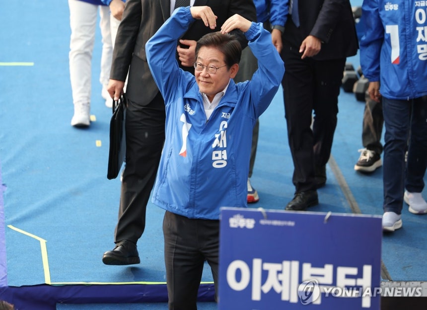 하트 만드는 이재명 후보
(서울=연합뉴스) 황광모 기자 = 더불어민주당 이재명 대선 후보가 29일 서울 서초구 고속버스터미널 앞에서 열린 서초구·강남구 유세를 마친 후 하트를 만들고 있다. 2025.5.29 hkmp