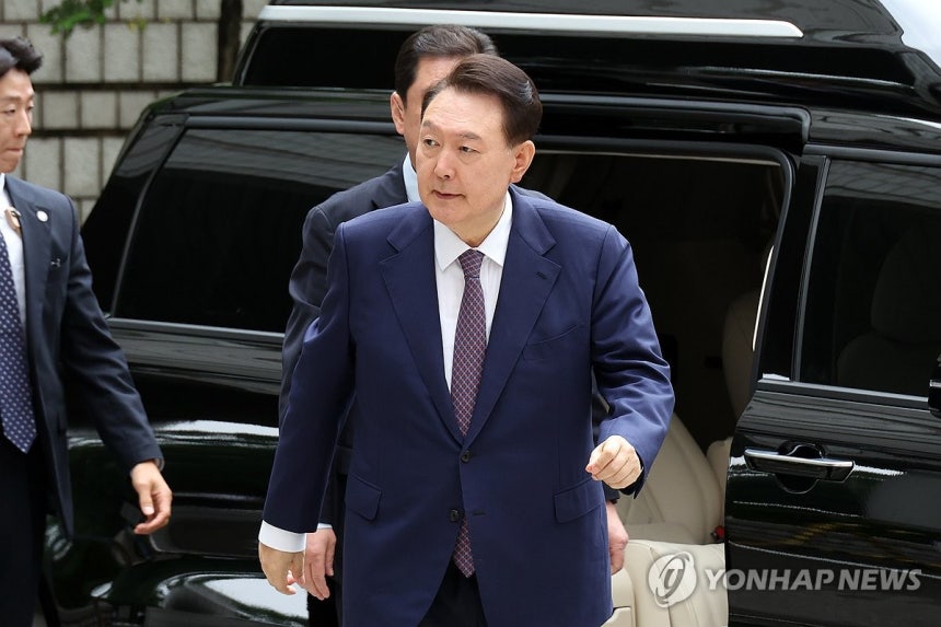 윤석열 전 대통령
(서울=연합뉴스) 윤석열 전 대통령이 16일 서울 서초구 서울중앙지방법원에서 열린 내란 우두머리 혐의·직권남용 권리행사 방해 혐의 사건 7차 공판에 출석하고 있다. 윤 전 대통령의 법원 출석은 이재