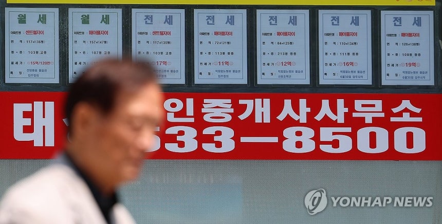 지난달 서울 평균 전세가율 45% , 강남3구는 30%대로 떨어져
(서울=연합뉴스) 김도훈 기자 = 최근 급격한 서울 집값 상승으로 서울 평균 전세가율(매매가격 대비 전세가격비율)은 8년여 만에 최저치를 기록한 가운