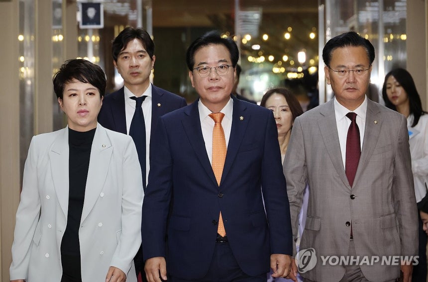 국회의장 만나러 가는 송언석 원내대표
(서울=연합뉴스) 박동주 기자 = 국민의힘 송언석 원내대표가 27일 서울 여의도 국회의장실로 향하고 있다. 2025.6.27 pdj6635@yna.co.kr