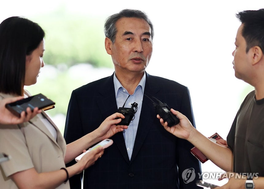 민중기 특검, 출근
(서울=연합뉴스) 윤동진 기자 = 윤석열 전 대통령 부인 김건희 여사와 관련한 각종 의혹 사건을 수사하는 민중기 특별검사가 27일 서울 서초구에 마련된 특검팀 사무실로 출근하며 취재진 질문에 답하