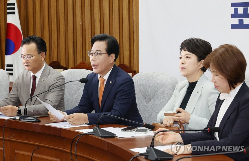 발언하는 송언석 원내대표
(서울=연합뉴스) 박동주 기자 = 국민의힘 송언석 원내대표가 27일 서울 여의도 국회에서 열린 원내대책회의에서 발언하고 있다. 2025.6.27 pdj6635@yna.co.kr