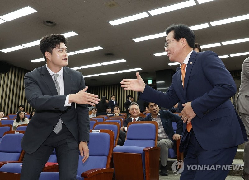 인사하는 김용태 <b>비상대책위원</b>장-<b>송언석</b> 원내대표