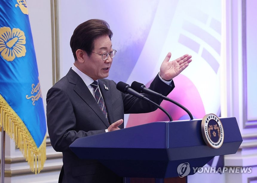 이재명 대통령, 국가유공자 초청 행사
(서울=연합뉴스) 한상균 기자 = 이재명 대통령이 27일 청와대 영빈관에서 열린 '호국 보훈의 달, 대통령의 초대' 행사에서 인사말을 하고 있다. 이번 행사에는 국가유공자 및 유