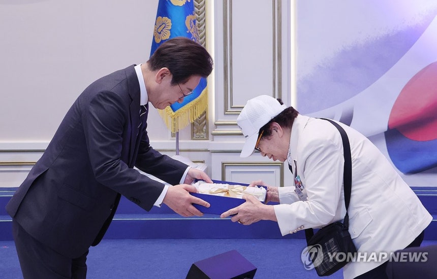 이재명 대통령, 국가유공자 초청 행사 선물 증정
(서울=연합뉴스) 한상균 기자 = 이재명 대통령이 27일 청와대 영빈관에서 열린 '호국 보훈의 달, 대통령의 초대' 행사에서 특별 초청대상자인 이춘자 씨에게 광목이불을