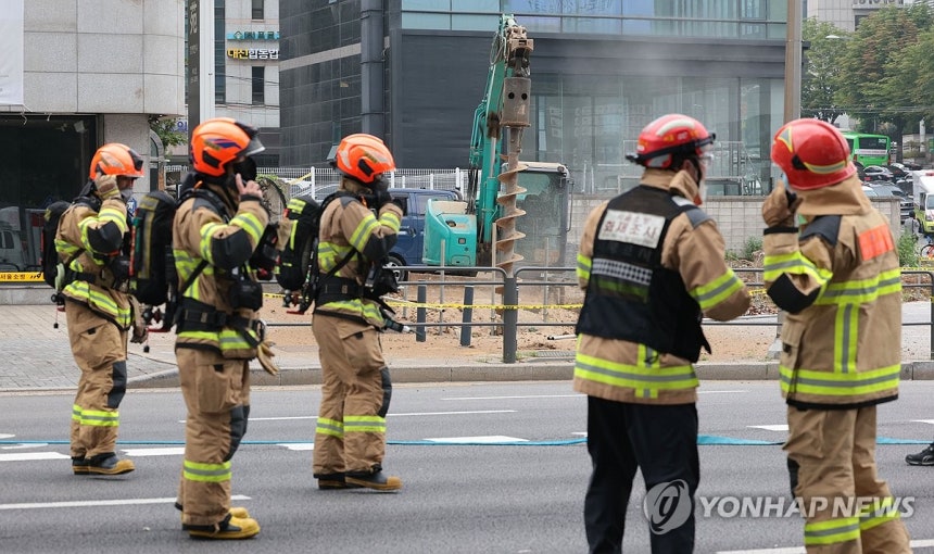 도시가스 배관 뚫은 굴착기
(서울=연합뉴스) 김인철 기자 = 27일 오전 10시 47분께 서울 서초구 지하철 2호선 교대역의 11번 출구 인근 공사현장에서 굴착기가 도시가스 배관을 뚫는 사고가 발생해 교대역 사거리 