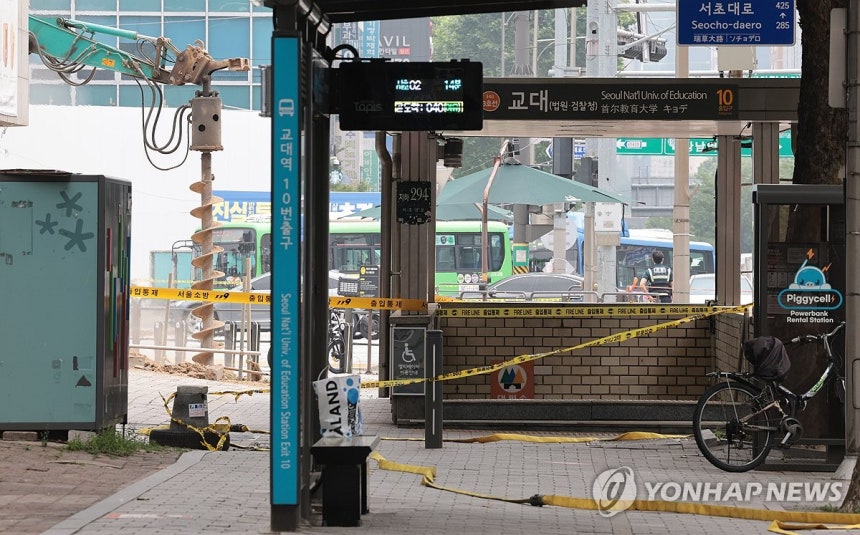 '가스누출' 교대역 통제 해제…지하철 정상운행
(서울=연합뉴스) 김인철 기자 = 27일 오전 10시 47분께 서울 서초구 지하철 2호선 교대역의 11번 출구 인근 공사현장에서 굴착기가 도시가스 배관을 뚫는 사고가 발