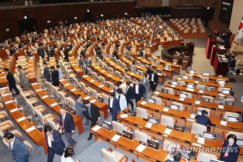 국힘, <b>상임위원장 선출</b> 본회의 불참…與 <b>강행</b> 방침에 반발