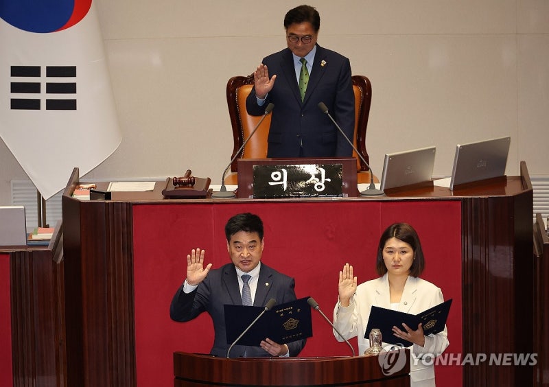 비례승계 <b>손솔</b> "<b>이준석 징계</b>해야"…22대 최연소로 등원 신고