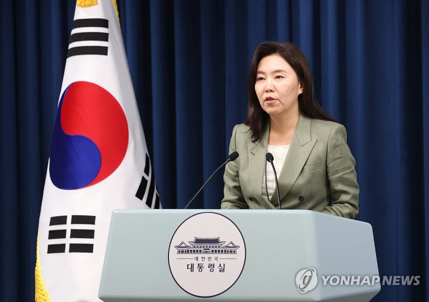 브리핑하는 강유정 대변인
(서울=연합뉴스) 한상균 기자 = 강유정 대변인이 27일 용산 대통령실에서 현안 관련 브리핑을 하고 있다. 2025.6.27 xyz@yna.co.kr