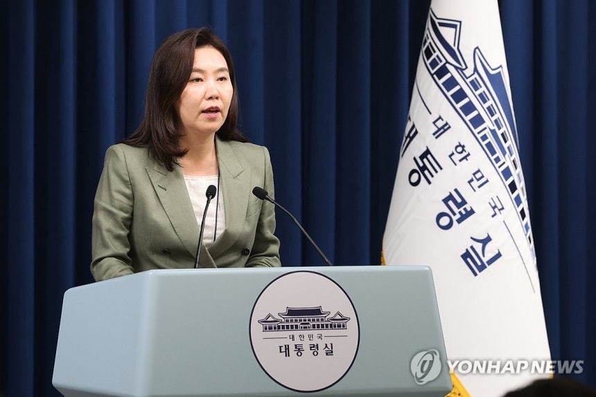 브리핑하는 강유정 대변인
(서울=연합뉴스) 한상균 기자 = 강유정 대변인이 27일 용산 대통령실에서 현안 관련 브리핑을 하고 있다. 2025.6.27 xyz@yna.co.kr