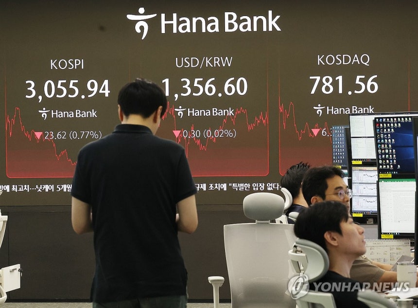 코스피·코스닥 하락세로 마감
(서울=연합뉴스) 김성민 기자 = 27일 오후 서울 중구 하나은행 본점 딜링룸 현황판에 코스피, 원/달러 환율, 코스닥 지수가 표시돼 있다.
이날 코스피 지수는 전 거래일보다 2