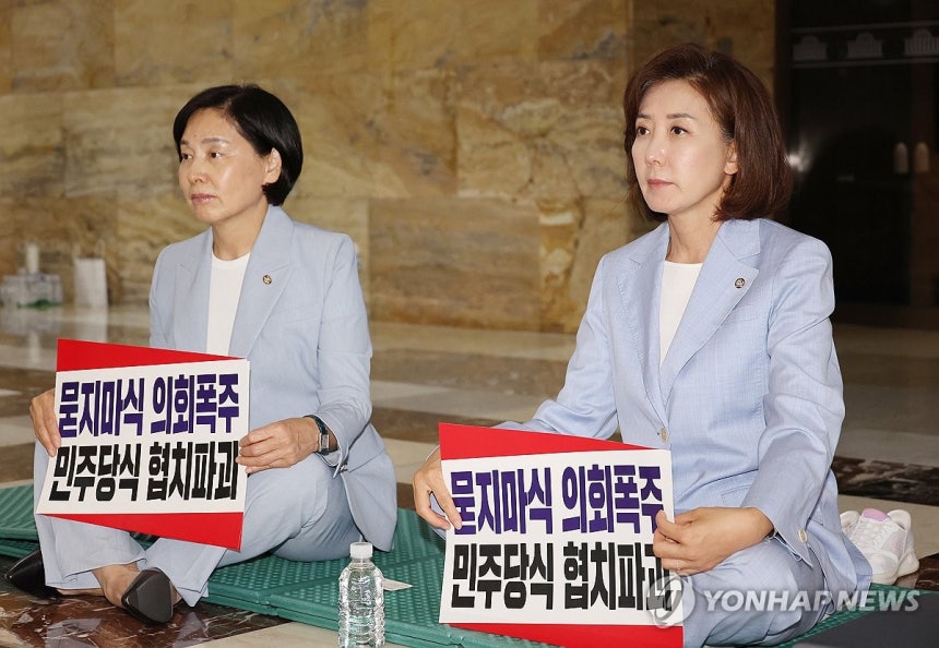 로텐더홀 앞 농성하는 나경원, 서명옥 의원
(서울=연합뉴스) 박동주 기자 = 국민의힘 나경원(오른쪽), 서명옥 의원이 27일 국회 로텐더홀에서 김민석 국무총리 후보자의 지명 철회, 법제사법위원장 반환을 촉구하며 농성