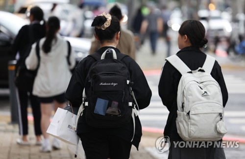 학교 끝났으니 학원으로
 (서울=연합뉴스) 신준희 기자 = 21일 서울 강남구 대치동 학원가에 학생들이 걸어가고 있다. 2023.6.21 hama@yna.co.kr