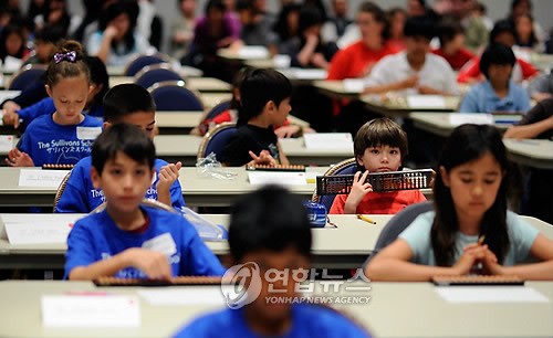 주산대회 참가한 미국계 학생들
일본 도쿄에서 열린 미국인학교 주산대회에 참가한 학생들이 실력을 겨루고 있다. 매년 열리는 이 대회에는 도쿄 지역의 여러 미국인 초등학교에서 120명이 참가했다. 일본에서는 초등학교 수