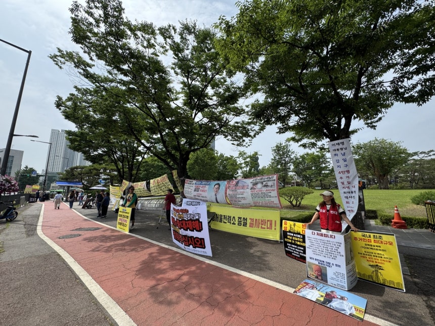 대통령실 인근 전쟁기념관 앞에서 1인시위 하는 시민들
[촬영 장보인]