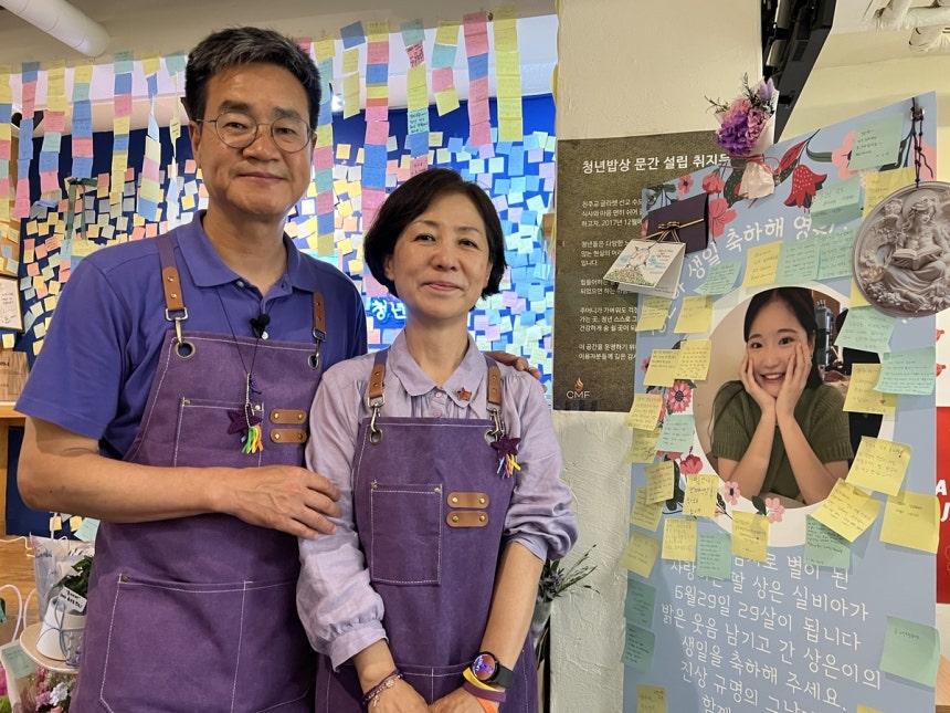 이태원 참사 희생자 고(故) 이상은 씨 부모님
(서울=연합뉴스) 최윤선 기자 = 이태원 참사 희생자 고(故) 이상은 씨의 아버지 이성환(59)씨(왼쪽)와 어머니 강선이(55)씨가 딸 상은씨 사진 옆에서 미소 짓고 있