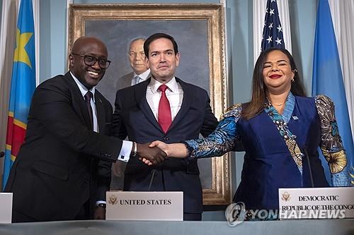 루미오 美국무 앞에서 악수하는 르완다 외무장관과 민주콩고 외무장관
[AP=연합뉴스]