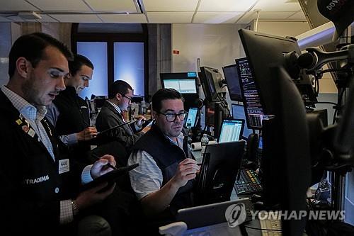 뉴욕증권거래소의 트레이더
[로이터 연합뉴스 자료사진]