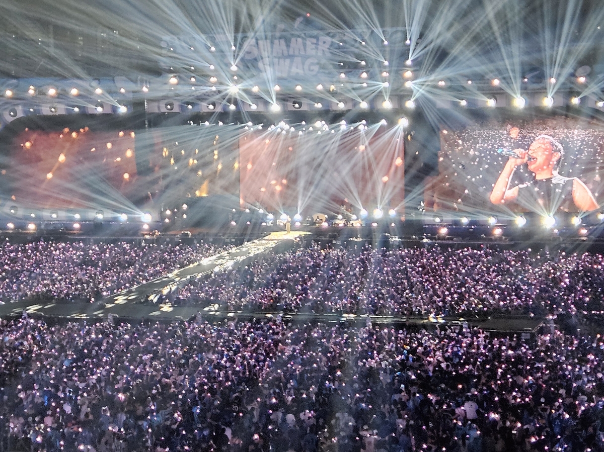 더위·습기 날려버린 시원한 물줄기…<b>싸이</b> '<b>흠뻑쇼</b>' 화려한 개막