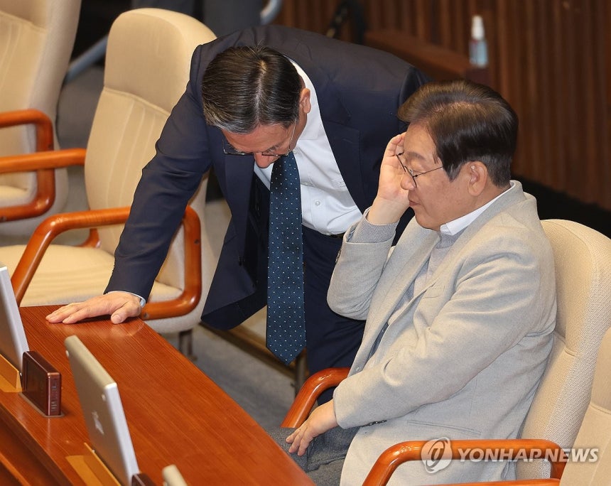대화하는 이재명-정성호
(서울=연합뉴스) 박동주 기자 = 더불어민주당 이재명 전 대표가 14일 정치·외교·통일·안보 분야 대정부질문이 진행된 국회 본회의에서 정성호 의원과 대화하고 있다. 2025.4.14 pdj66