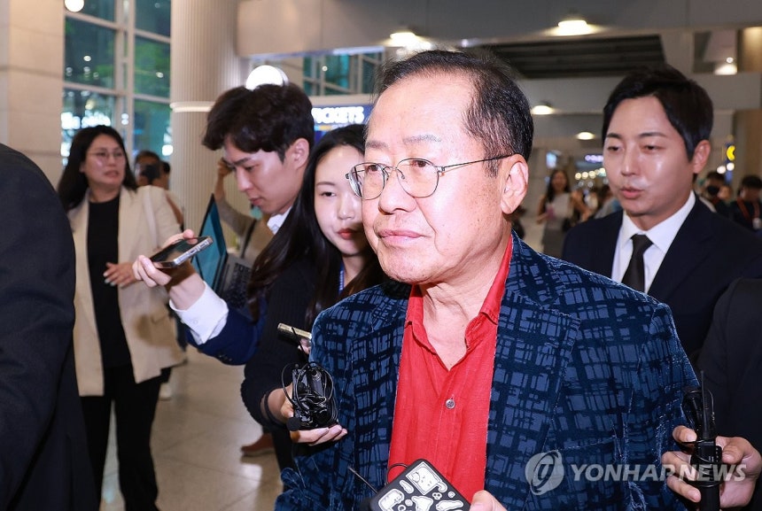 인터뷰 마치고 이동하는 홍준표 전 대구시장
(영종도=연합뉴스) 신현우 기자 = 홍준표 전 대구시장이 17일 인천국제공항 제1여객터미널을 통해 귀국, 취재진과 인터뷰를 마친 뒤 이동하고 있다. 홍 전 시장은 지난 4월