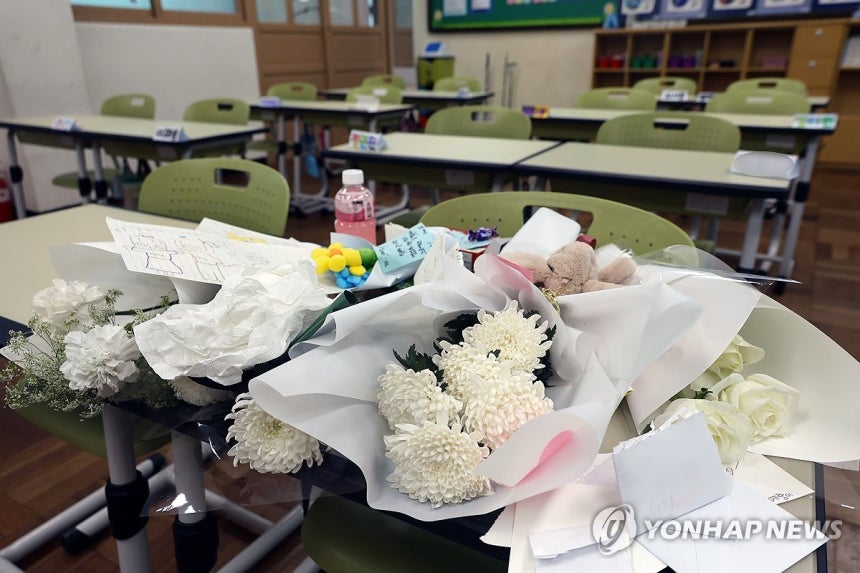 부산 초등학교에 마련된 자매 추모 공간
[연합뉴스 자료사진]