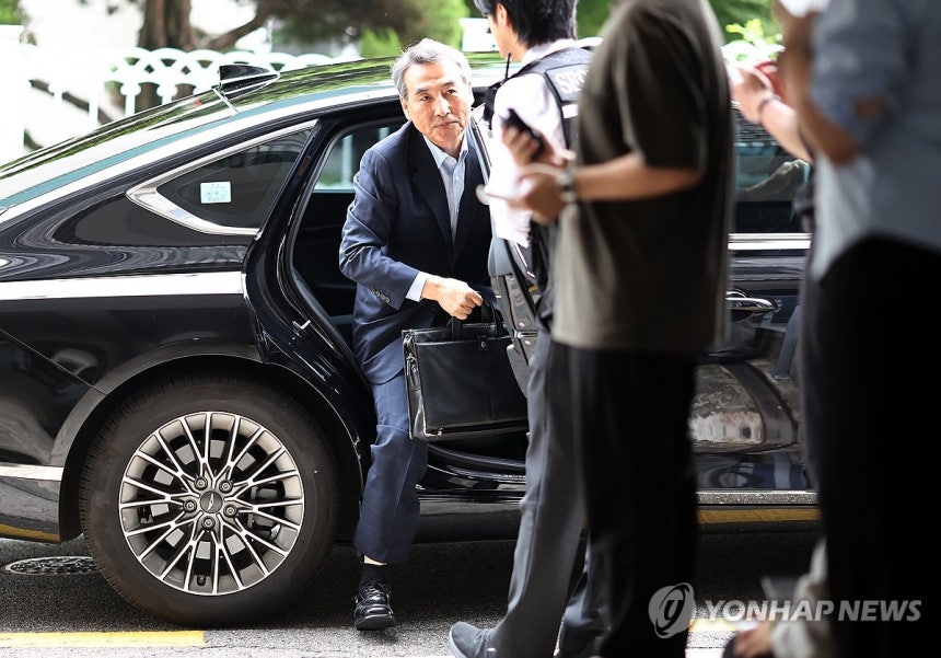 민중기 특검, 출근
(서울=연합뉴스) 윤동진 기자 = 윤석열 전 대통령 부인 김건희 여사와 관련한 각종 의혹 사건을 수사하는 민중기 특별검사가 27일 서울 서초구에 마련된 특검팀 사무실로 출근하고 있다. 2025.6