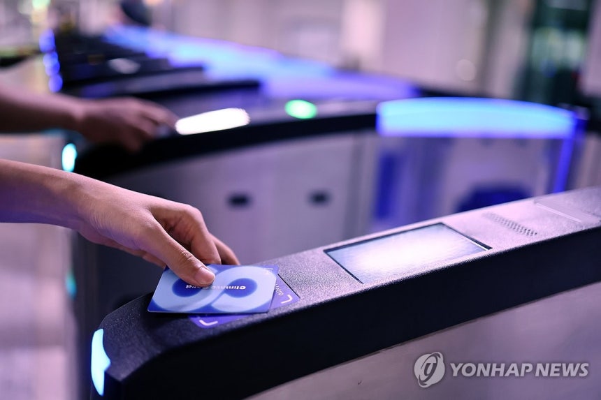 수도권 지하철 기본요금 28일 첫차부터 '1천400원→1천550원'
(서울=연합뉴스) 윤동진 기자 = 요금인상을 하루 앞둔 27일 시청역 1호선.
    서울시는 오는 28일부터 지하철 기본요금을 기존 1천400원에