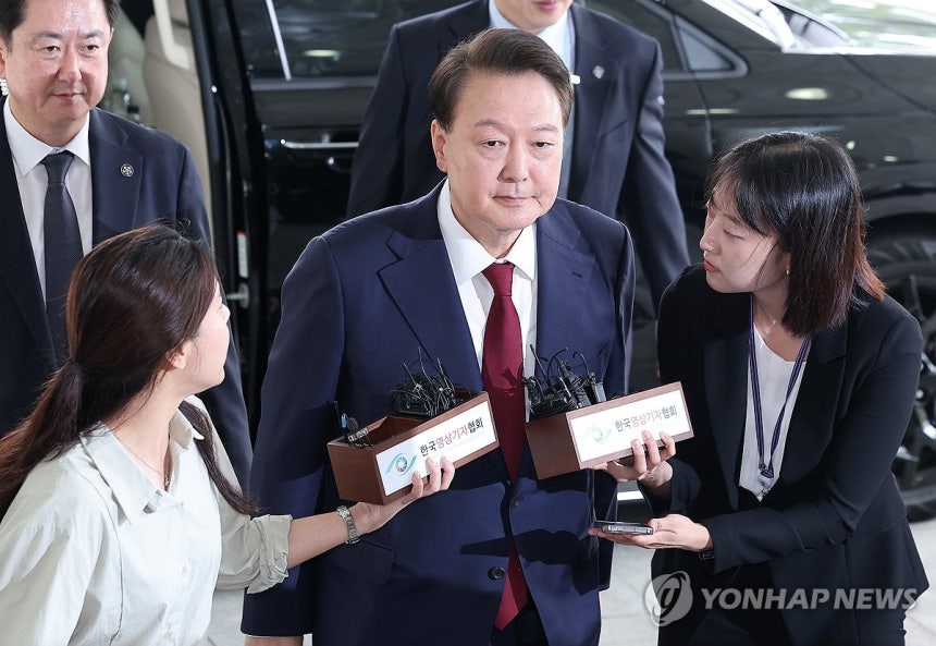 결국 현관으로 출석하는 윤석열 전 대통령
(서울=연합뉴스) 서명곤 기자 = 윤석열 전 대통령이 28일 피의자 신분으로 내란특검 조사를 받기 위해 서울 서초구 서울고검 청사로 출석하고 있다. 2025.6.28 [공동취