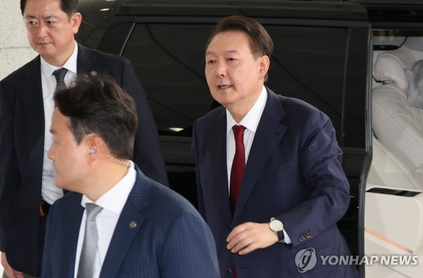 대답없이 출석
(서울=연합뉴스) 서명곤 기자 = 윤석열 전 대통령이 28일 피의자 신분으로 내란특검 조사를 받기 위해 서울 서초구 서울고검 청사로 출석하고 있다. 2025.6.28 [공동취재] seephoto@yna