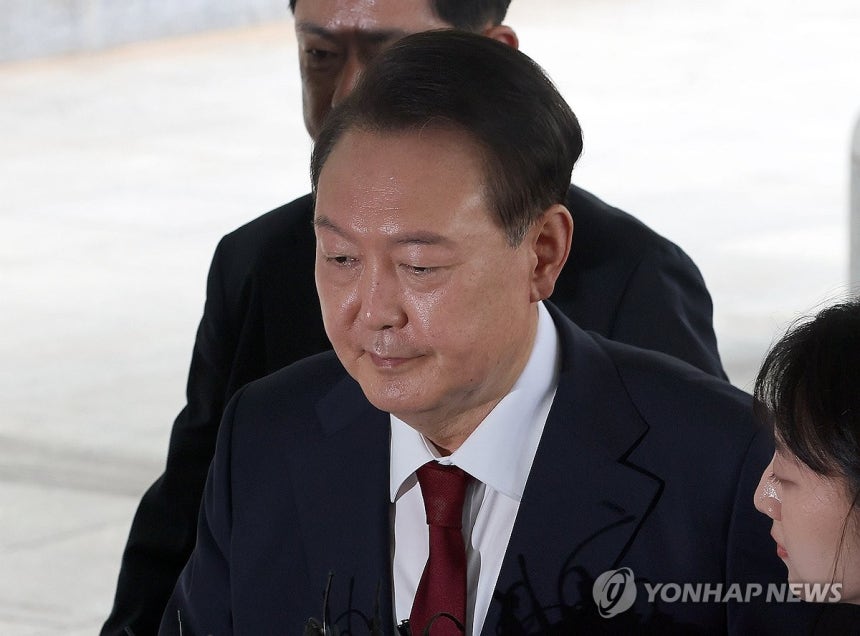 대답없이 출석하는 윤 전 대통령
(서울=연합뉴스) 서명곤 기자 = 윤석열 전 대통령이 28일 피의자 신분으로 내란특검 조사를 받기 위해 서울 서초구 서울고검 청사로 출석하고 있다. 2025.6.28 [공동취재] se