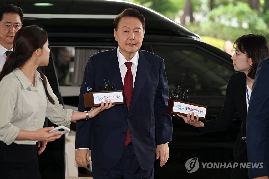 윤석열 전 대통령 고검 현관으로 출석
(서울=연합뉴스) 서명곤 기자 = 윤석열 전 대통령이 28일 피의자 신분으로 내란특검 조사를 받기 위해 서울 서초구 서울고검 청사로 출석하고 있다. 2025.6.28 [공동취재]