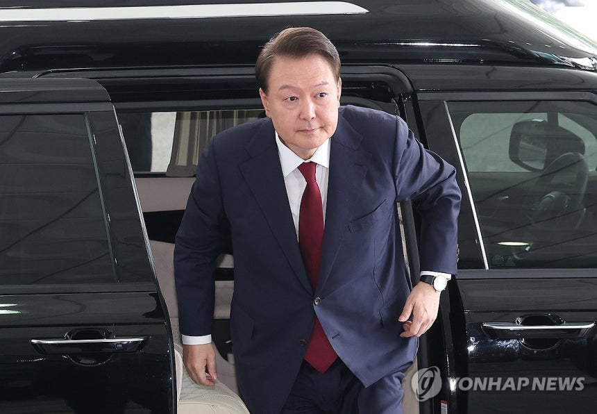 포토라인 선 윤석열 전 대통령
(서울=연합뉴스) 서명곤 기자 = 윤석열 전 대통령이 28일 피의자 신분으로 내란특검 조사를 받기 위해 서울 서초구 서울고검 청사로 출석하고 있다. 2025.6.28 [공동취재] see
