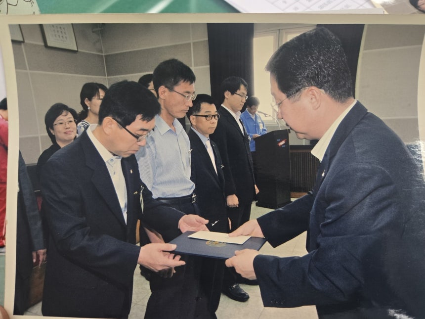 이장우 동구청장(오른쪽ㆍ현 대전시장)에게 포상받는 정제언씨
[정씨 제공. 재판매 및 DB 금지]