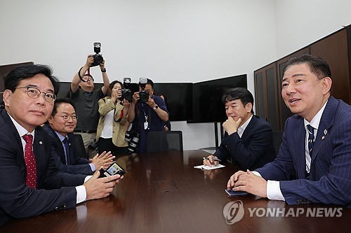 회동하는 여야 원내대표
    (서울=연합뉴스) 류영석 기자 = 더불어민주당 김병기 당대표 직무대행 겸 원내대표와 국민의힘 송언석 원내대표가 18일 추경안 관련 상의를 위해 국회 민주당 원내대표실에서 만나 대화를 나