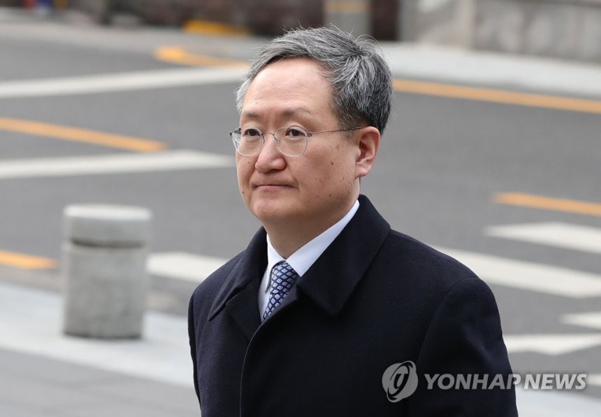 삼성 준법감시위원회 2차 회의 참석하는 봉욱
(서울=연합뉴스) 류영석 기자 = 삼성 준법감시위원회 위원인 봉욱 변호사가 13일 오전 서울 서초구 삼성생명 서초타워에서 열린 삼성 준법감시위원회 2차 회의에 참석하고 있