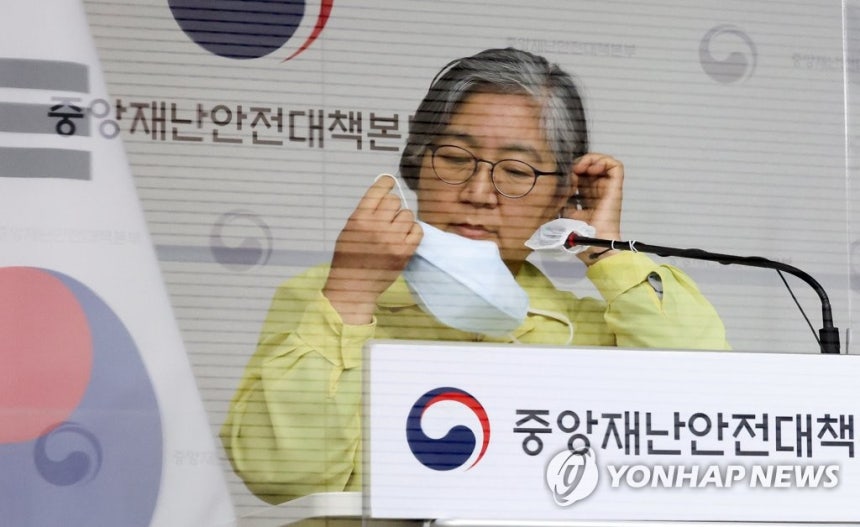 마스크 벗는 정은경 청장
(세종=연합뉴스) 김주형 기자 = 정은경 중앙방역대책본부장(질병관리청장)이 29일 오전 세종시 정부세종청사에서 열린 신종 코로나바이러스 감염증(코로나19) 대응 정례브리핑에서 실외 마스크 착