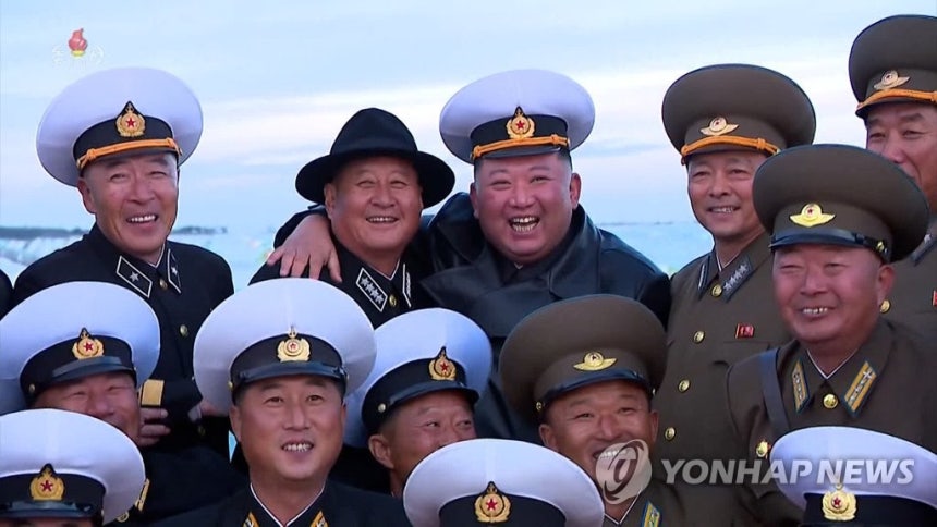 북한 김정은, 김명식 해군사령관과 모자 바꿔 쓰고 기념촬영
(서울=연합뉴스) 북한 김정은 국무위원장이 노동당 창건일인 지난 10일 함경남도 함주군 연포지구의 대규모 남새(채소)생산기지인 연포온실농장 준공식에 참석해 