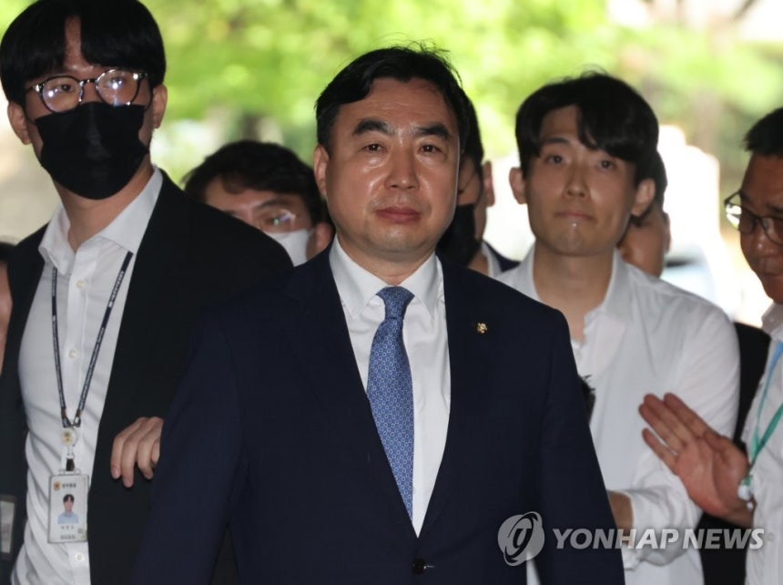법원 출석하는 윤관석 의원
(서울=연합뉴스) 최재구 기자 = 더불어민주당 '전당대회 돈봉투 의혹'의 핵심 피의자인 무소속 윤관석 의원이 4일 구속 전 피의자 심문(영장심사)을 받기 위해 서울 서초구 중앙지법으로 출석