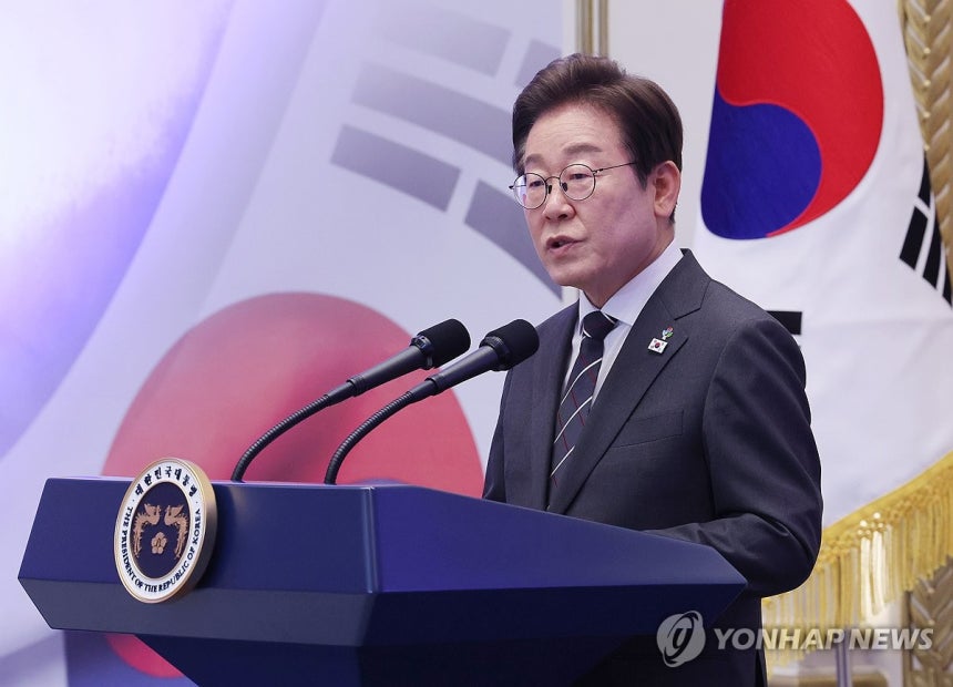 이재명 대통령, 국가유공자 초청 행사
(서울=연합뉴스) 한상균 기자 = 이재명 대통령이 27일 청와대 영빈관에서 열린 '호국 보훈의 달, 대통령의 초대' 행사에서 인사말을 하고 있다. 이번 행사에는 국가유공자 및 유