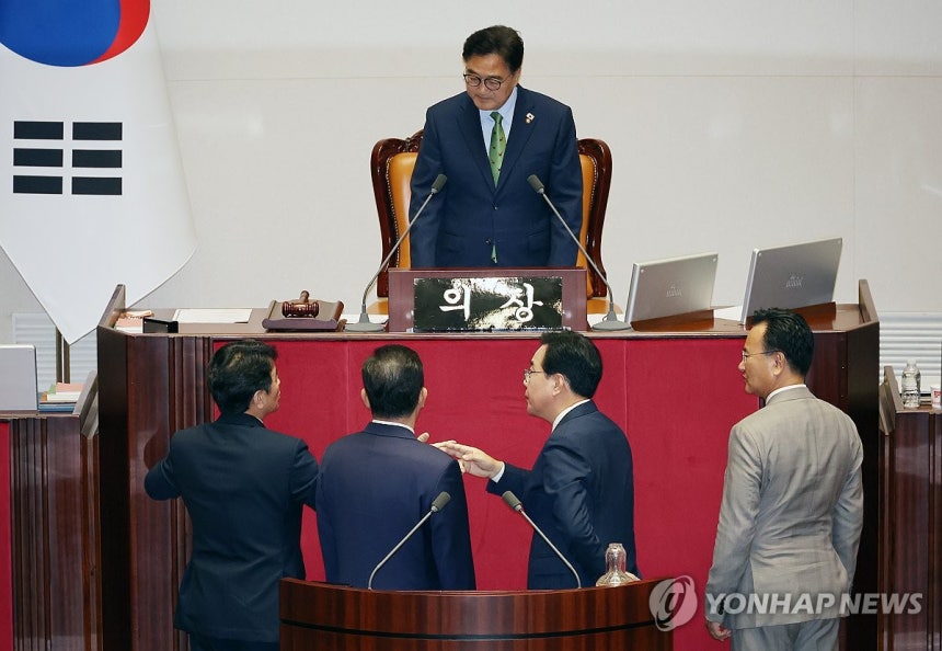 국회의장과 여야
(서울=연합뉴스) 박동주 기자 = 27일 국회 본회의장에서 더불어민주당 문진석 원내수석부대표, 김병기 당대표 직무대행 겸 원내대표, 국민의힘 송언석 원내대표, 유상범 원내수석부대표가 대화하고 있다. 