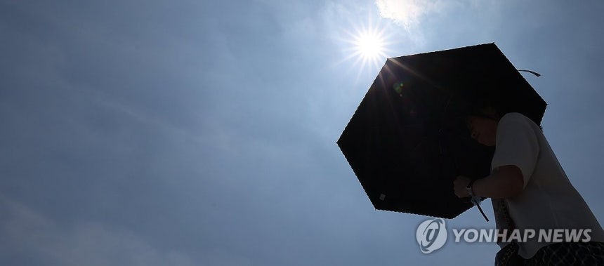 올해 첫 폭염주의보 발령된 대구
(대구=연합뉴스) 윤관식 기자 = 대구에 올해 첫 폭염주의보가 발령된 27일 동대구역 인근에서 한 시민이 양산을 쓰고 이동하고 있다. 2025.6.27 psik@yna.co.kr