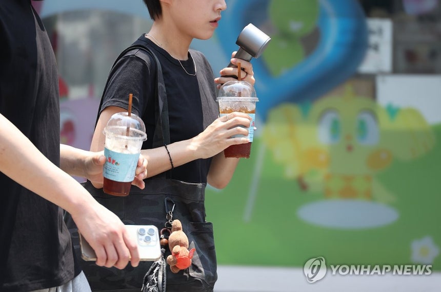 '덥다 더워…대구 폭염경보'
(대구=연합뉴스) 박세진 기자 = 28일 대구에 폭염경보(군위 제외)가 내려진 가운데 중구 동성로에서 시민들이 아이스 아메리카노와 휴대용 선풍기로 더위를 식히며 이동하고 있다. 2025.