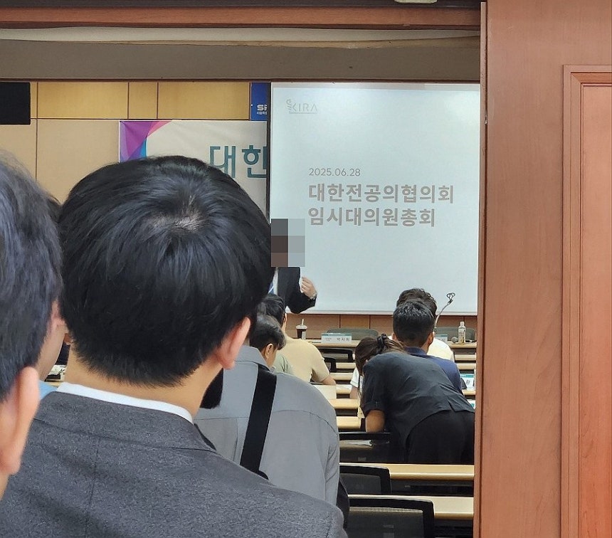 대의원총회 입장 기다리는 전공의들
(서울=연합뉴스) 성서호 기자 = 전공의들이 28일 서울시의사회에서 열린 대한전공의협의회(대전협) 임시 대의원총회에 참석하고 있다. 2025.6.28 soho@yna.co.kr