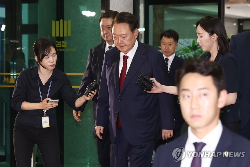 귀가하는 윤석열 전 대통령
(서울=연합뉴스) 윤동진 기자 = 피의자 신분으로 내란 특검 조사를 받은 윤석열 전 대통령이 서초구 서울고검 청사를 나서고 있다. 2025.6.29 [공동취재] mon@yna.co.kr