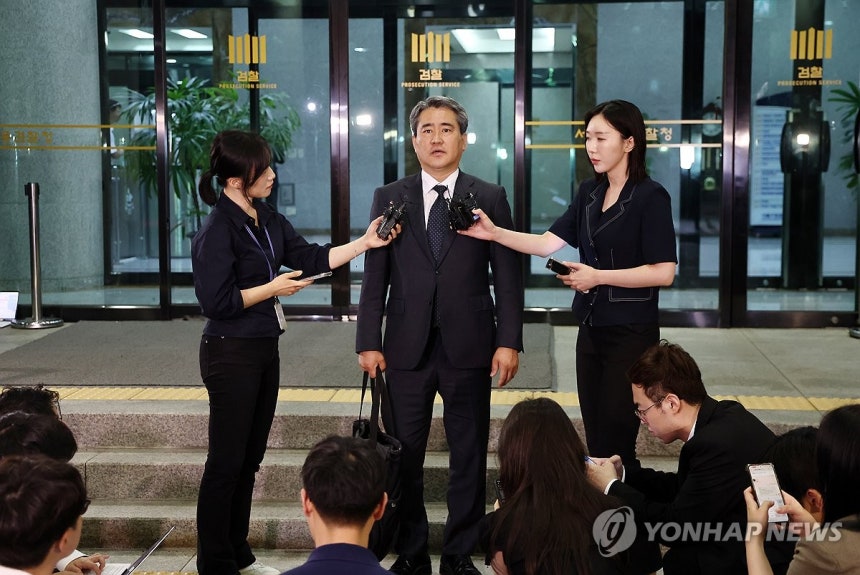 발언하는 송진호 변호사
(서울=연합뉴스) 윤동진 기자 = 윤석열 전 대통령의 변호인 송진호 변호사가 29일 서초구 서울고등검찰청 청사에 마련된 내란특검 사무실을 나서며 발언을 하고 있다. 2025.6.29 mon@y