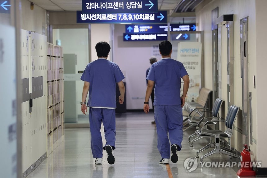 의정갈등 접점 찾을까
(서울=연합뉴스) 임화영 기자 = 지난해 2월 의정 갈등이 시작된 이래 약 1년 반 만에 지도부가 교체된 대한전공의협의회(대전협)가 정부·국회와 전향적으로 대화에 나서기로 했다. 서울 시내의 한