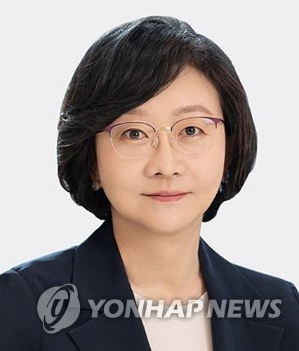 <b>유임</b>된 <b>오유경 식약처장</b>