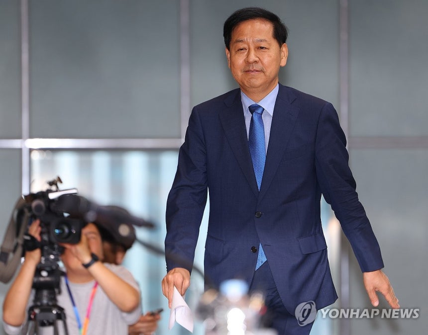 기자간담회 참석하는 구윤철 경제부총리 후보자
(서울=연합뉴스) 김도훈 기자 = 구윤철 경제부총리 겸 기획재정부 장관 후보자가 29일 서울 중구 예금보험공사 대강당에서 열린 기자간담회를 위해 연단으로 향하고 있다. 2